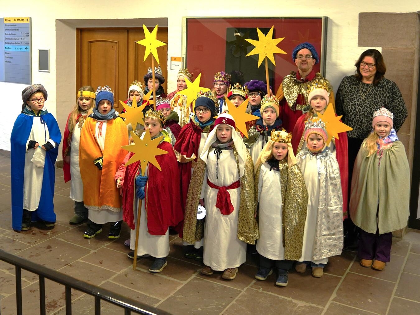 Bürgermeisterin Claudia Lindlahr mit den Sternsingern in der Stadtverwaltung. Foto: Stadt Emmerich