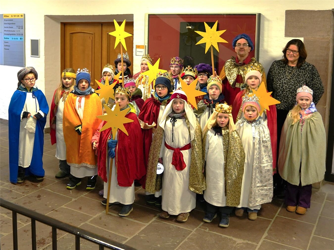 Bürgermeisterin Claudia Lindlahr mit den Sternsingern in der Stadtverwaltung. Foto: Stadt Emmerich