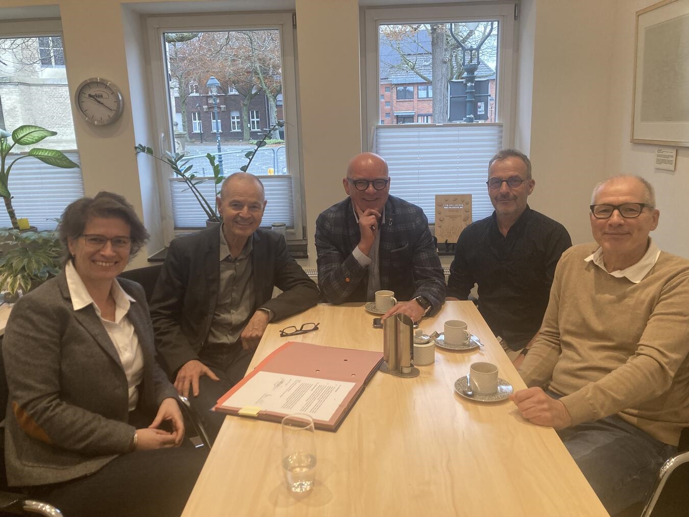 Bürgermeisterin Iris Itgenshorst, die Geschäftsführer der Wasserverbund Niederrhein GmbH, Thomas Oertel und Sascha Merz, sowie Hermann Laakmann und Christof Müller von der Gemeindeverwaltung (v.l.) bei der Vertragsunterzeichnung.Foto: Gemeinde Kerken