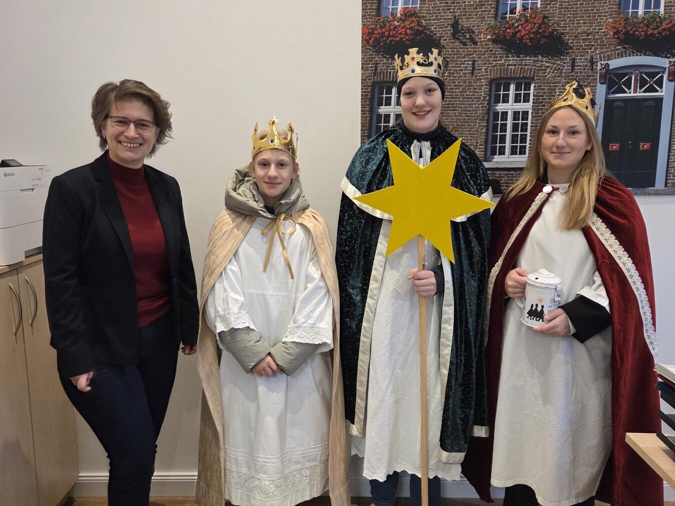 Bürgermeisterin Iris Itgenshorst freute sich über den Besuch der Sternsinger.Foto: Kerstin Sillekens