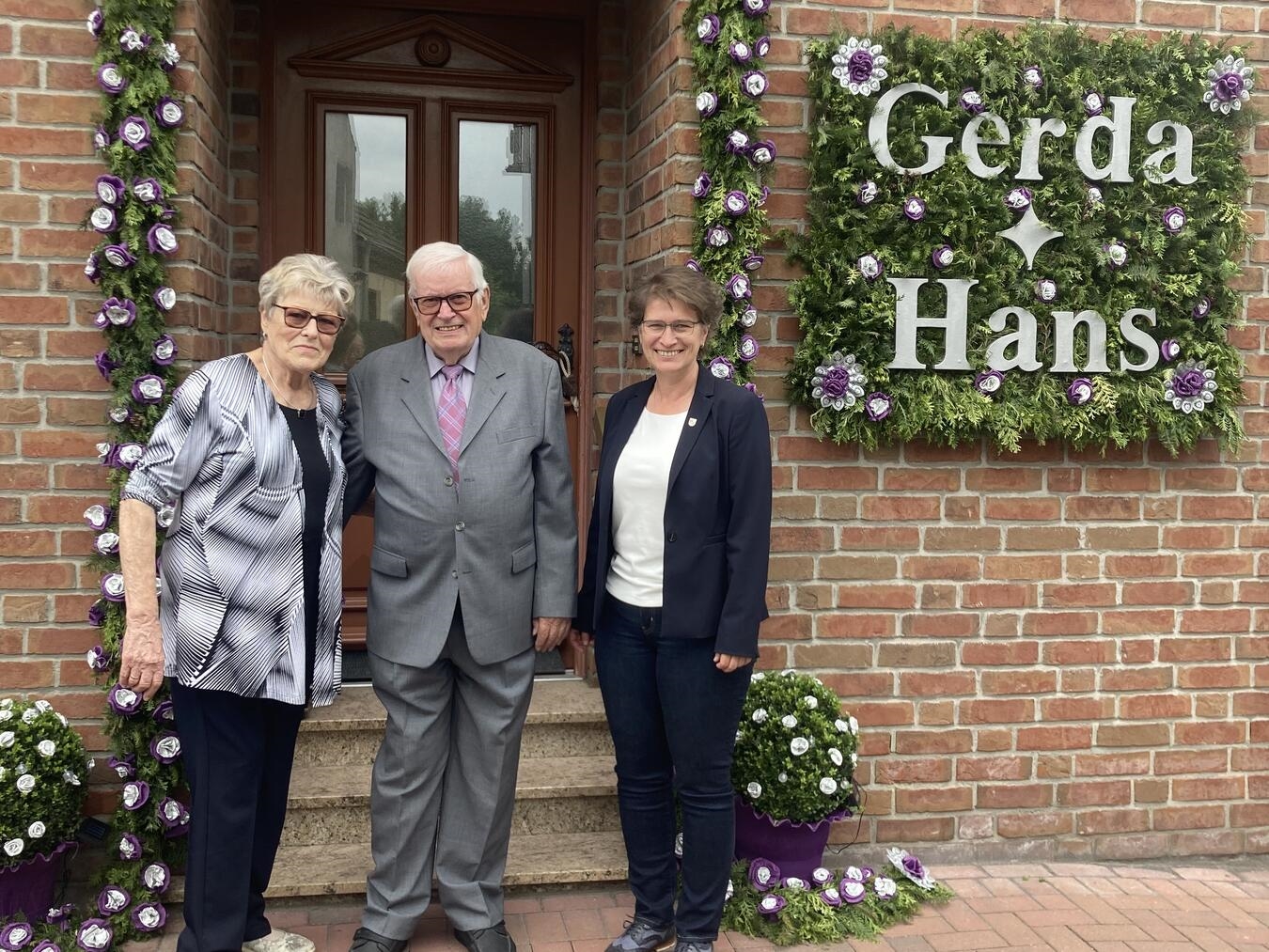 Bürgermeisterin gratuliert Gertrud und Hans Hünnekes zur Diamanthochzeit.