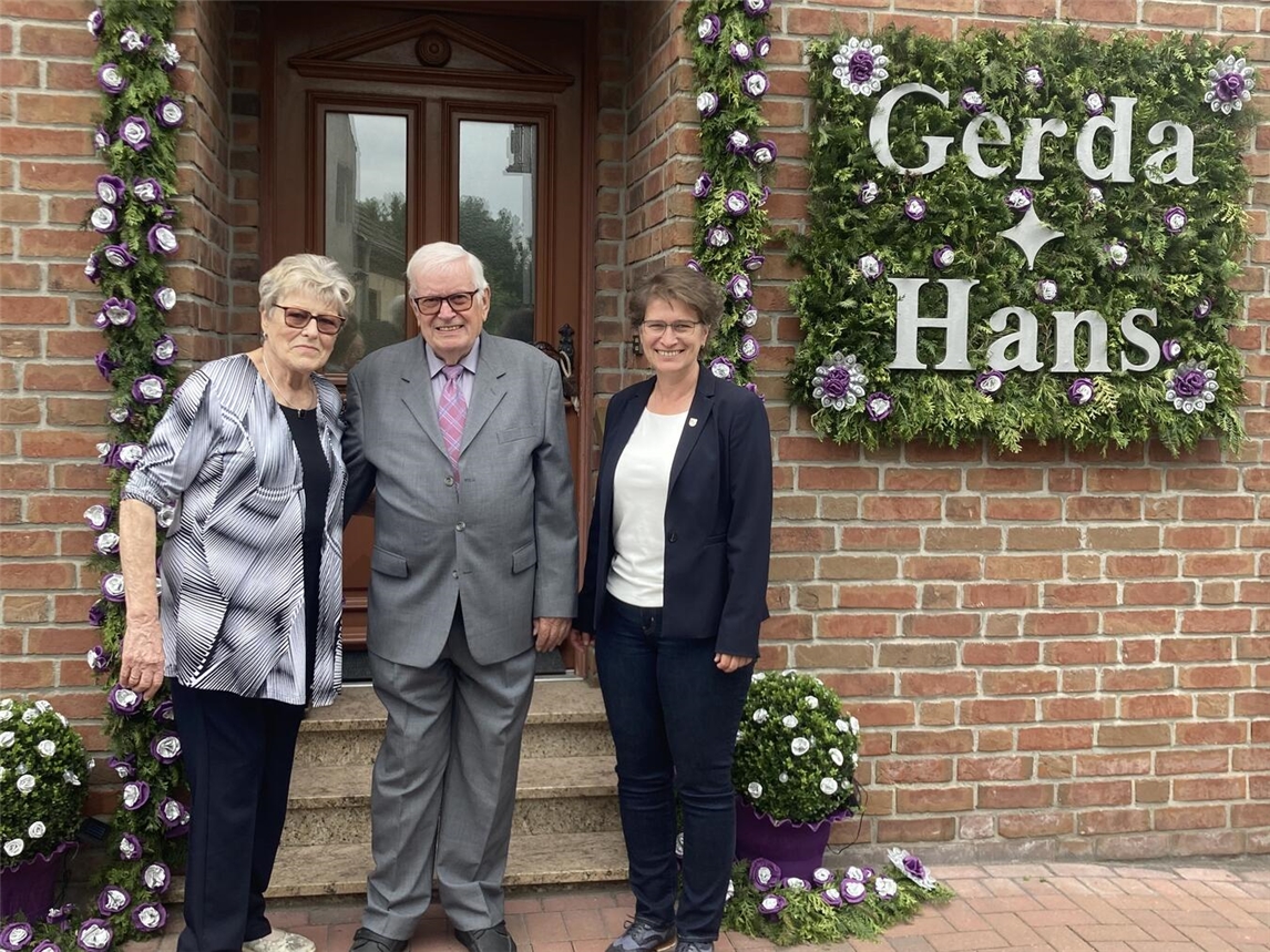 Bürgermeisterin gratuliert Gertrud und Hans Hünnekes zur Diamanthochzeit.