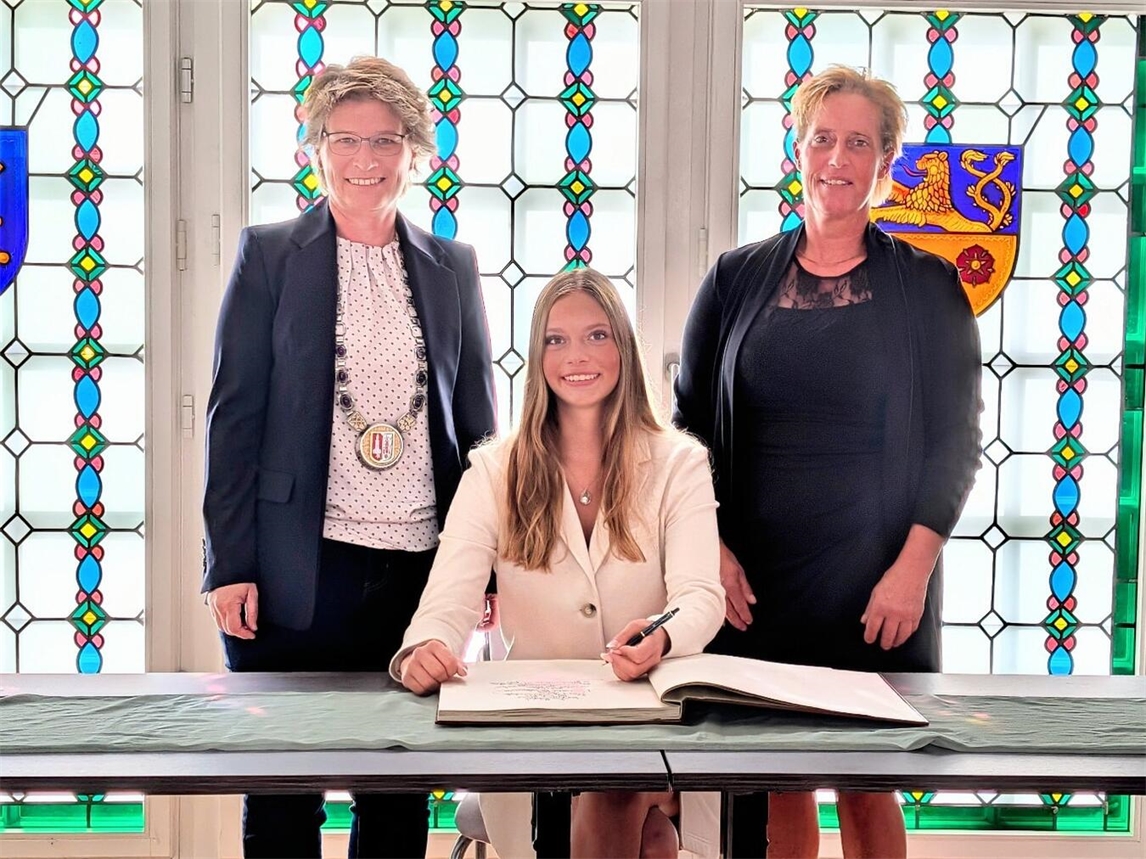 Bürgermeisterin Iris Itgenshorst (links) ehrte Europameisterin Victoria Winkmann mit einem Eintrag in das Goldene Buch der Gemeinde. Mit dabei auch Victorias Mutter und Trainerin Gabriele Winkmann. Foto: J. Kurschatke