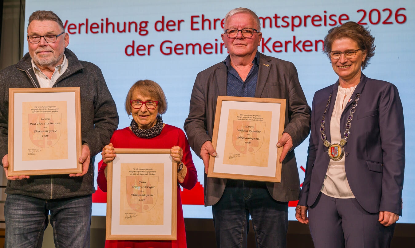 Bürgermeisterin Iris Itgenshorst (r.) mit Margret Krüger, Wilhelm Quinders und Paul-Theo Stockhausen (2.v.r.).Fotos: Jürgen Baetzen