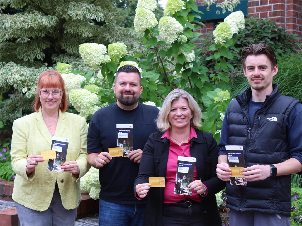 Bürgermeisterin Nadine Bogedain (2.v.r.) mit Projektkoordinatorin Nicole Wagener sowie Nick Schürmann und René Hernes. Foto: Gemeinde Sonsbeck