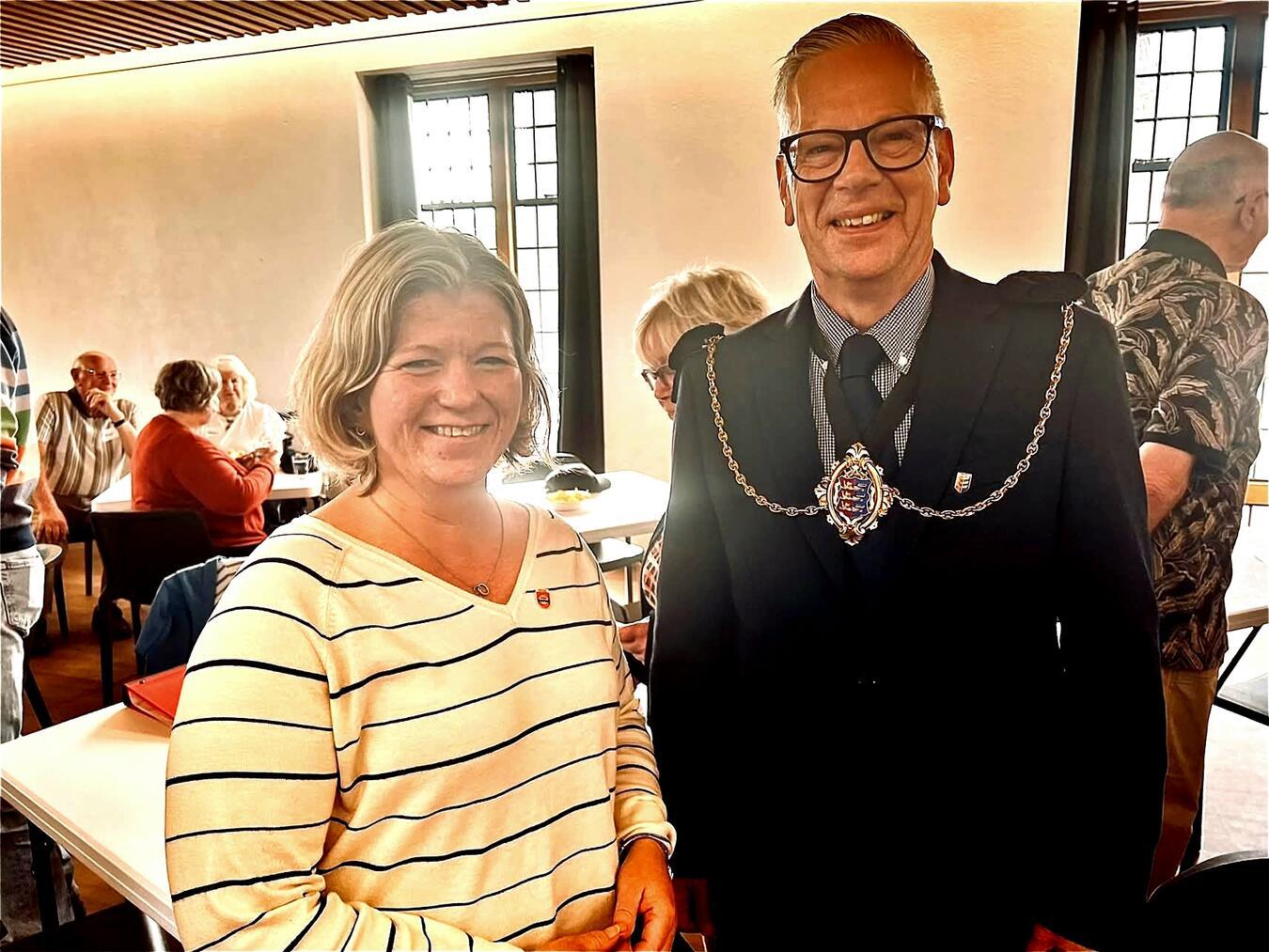 Bürgermeisterin Nadine Bogedain und Amtskollege CIIr Emmet Csuka im Sandwicher Rathaus. Foto: Komitee Städtepartnerschaft