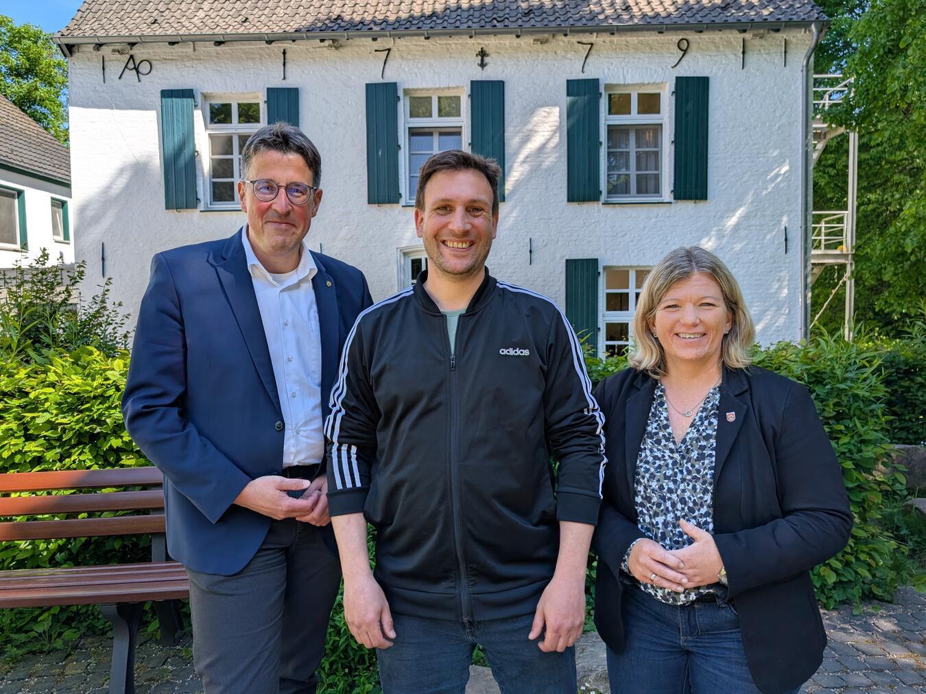 Bürgermeisterin Nadine Bogedain und der SPD-Abgeordnete René Schneider begrüßten Benedict Pötters, den neuen Leiter der Jugendbildungsstätte Forsthaus Hasenacker. Foto: Gemeinde Sonsbeck