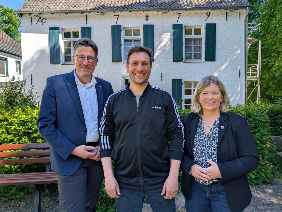 Bürgermeisterin Nadine Bogedain und der SPD-Abgeordnete René Schneider begrüßten Benedict Pötters, den neuen Leiter der Jugendbildungsstätte Forsthaus Hasenacker. Foto: Gemeinde Sonsbeck