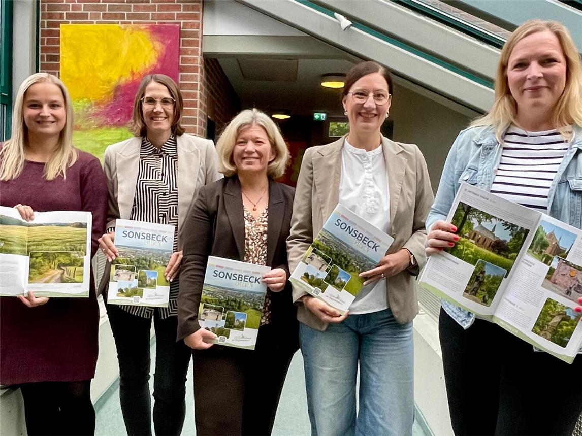 Bürgermeisterin Nadine Bogedain und die Mitarbeiter im Rathaus freuen sich, dass die neue Broschüre nun ausgegeben werden kann. Foto: Gemeinde Sonsbeck