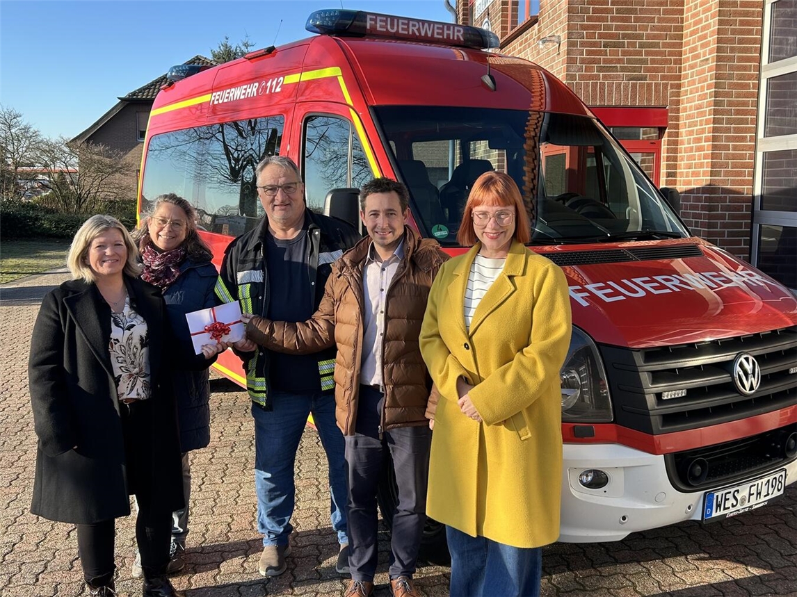 Bürgermeisterin Nadine Bogedain und Vertreter der beteiligten Unternehmen und der Gemeinde überreichten die Spende an Feuerwehrleiter Jürgen Köhlitz. Foto: Gemeinde Sonsbeck