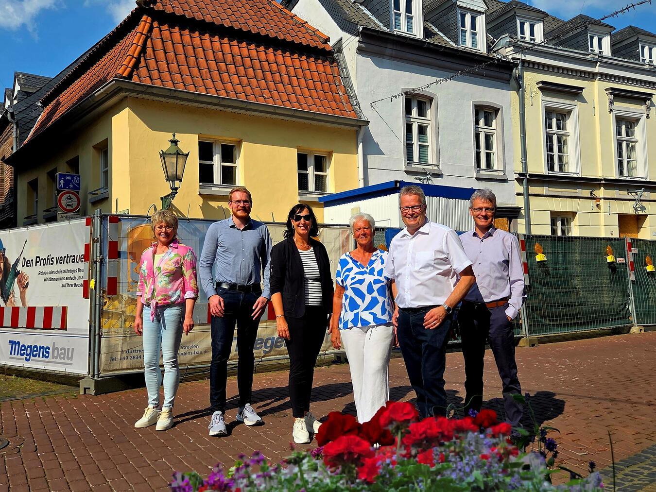 Bürgermeisterkandidat Franz-Josef Lemmen (2.v.r.) bei seinem Besuch im EÜK. Foto: privat
