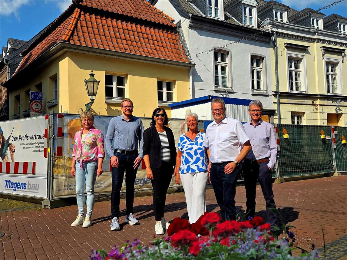 Bürgermeisterkandidat Franz-Josef Lemmen (2.v.r.) bei seinem Besuch im EÜK. Foto: privat