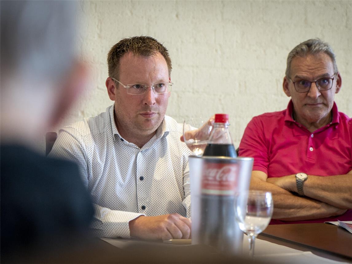 Bürgermeisterkandidat Pierre Keysers (l.) und Jörg Lorenz (SPD) bei der Vorstellung des gemeinsamen Wahlprogramms. Der 42-jährige Verwaltungsfachwirt wird von der SPD, von Bündnis90/Die Grünen und der FDP unterstützt. NN-Foto: Gerhard Seybert