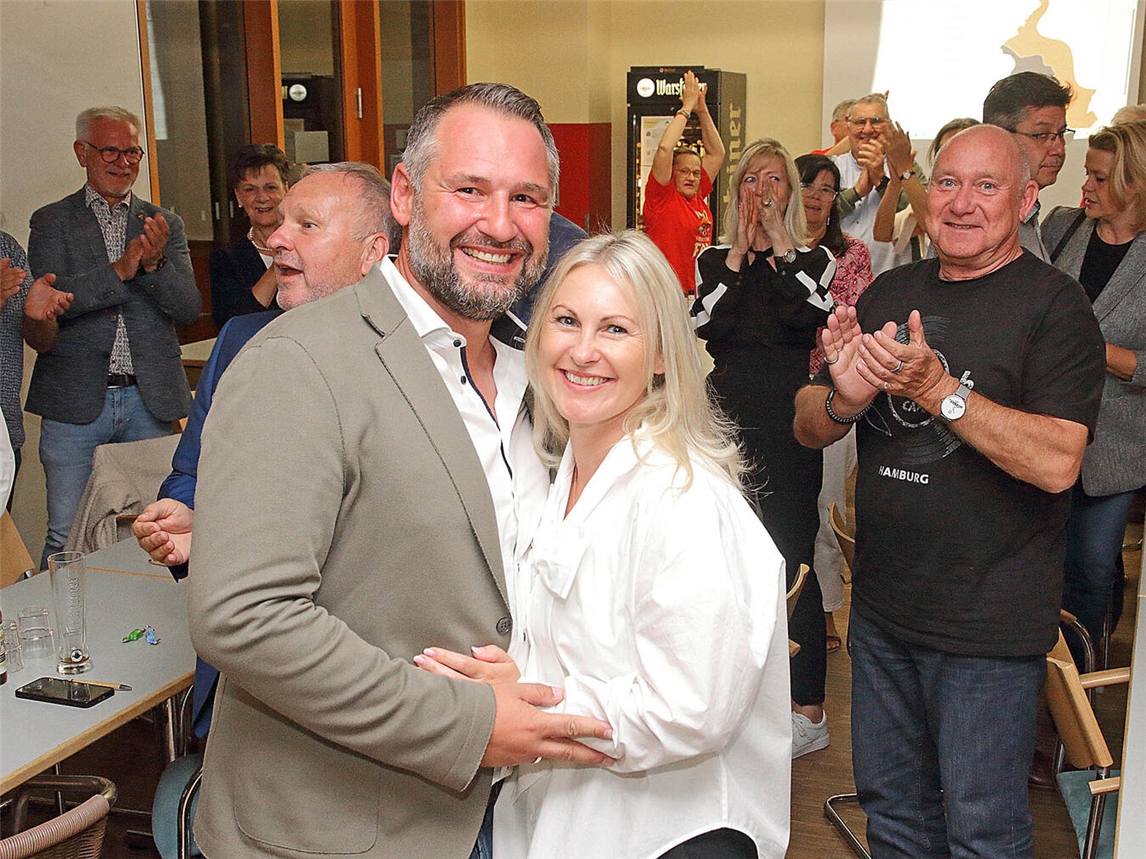 Bürgermeisterkandidat Rafael Zur freute sich am Sonntagabend mit Ehefrau Tanja und den Mitgliedern des Forum Xanten über sein gutes Wahlergebnis. NN-Foto: Theo Leie