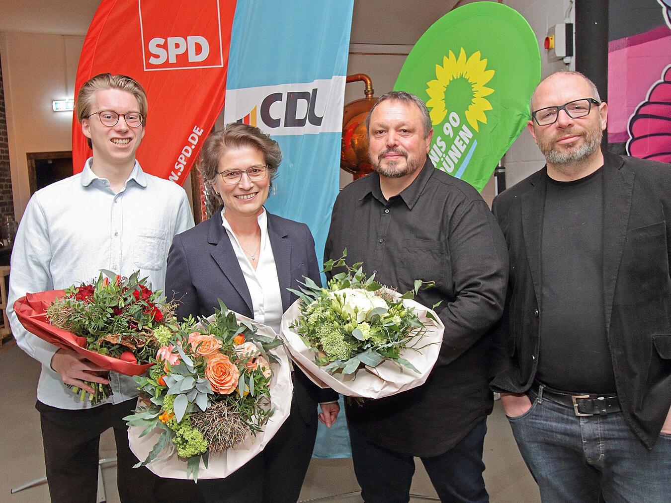 Gemeinsam für Kerken Bürgermeisterkandidatin Iris Itgenshorst mit Cedric Röhrich (CDU, l.), Uwe Priefert (SPD) und Denys König (Grüne, r.) bei der offiziellen Vorstellung in der Brüdergeist-Brennerei in Rahm. Mit vielseitiger Erfahrung, starkem Engagement und einer tiefen Verwurzelung in der Gemeinde möchte Itgenshorst als Bürgermeisterin einen entscheidenden Beitrag zur Weiterentwicklung Kerkens leisten. NN-Foto: Theo Leie