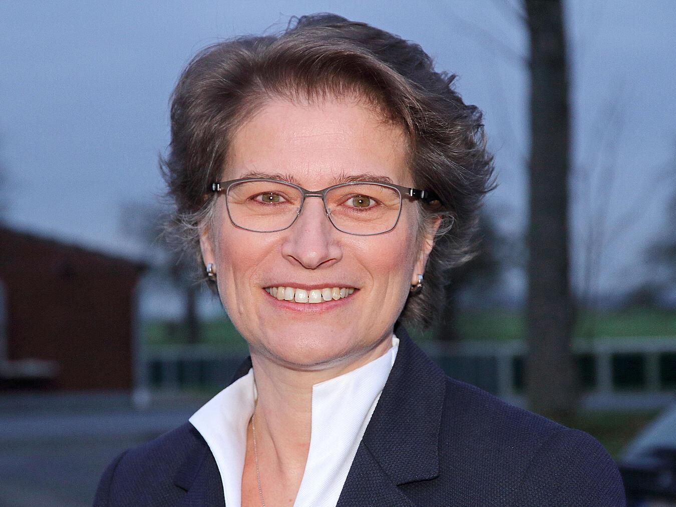 Bürgermeisterkandidatin Iris Itgenshorst steht den Gästen für Fragen und Anregungen zur Verfügung. NN-Foto: Theo Leie