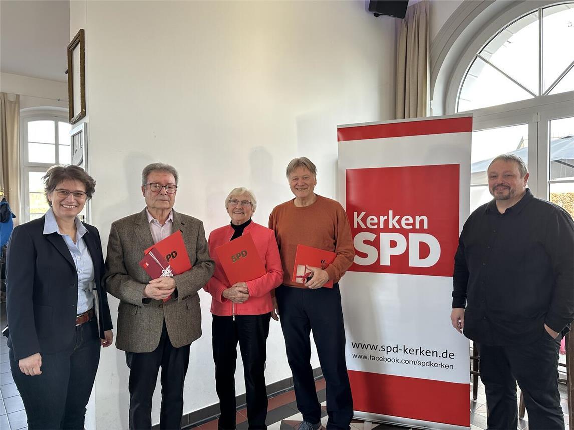 Bürgermeisterkandidatin Iris Itgenshorst und Ortsvereinsvorsitzender Uwe Priefert mit den geehrten Jubilaren.Foto: privat