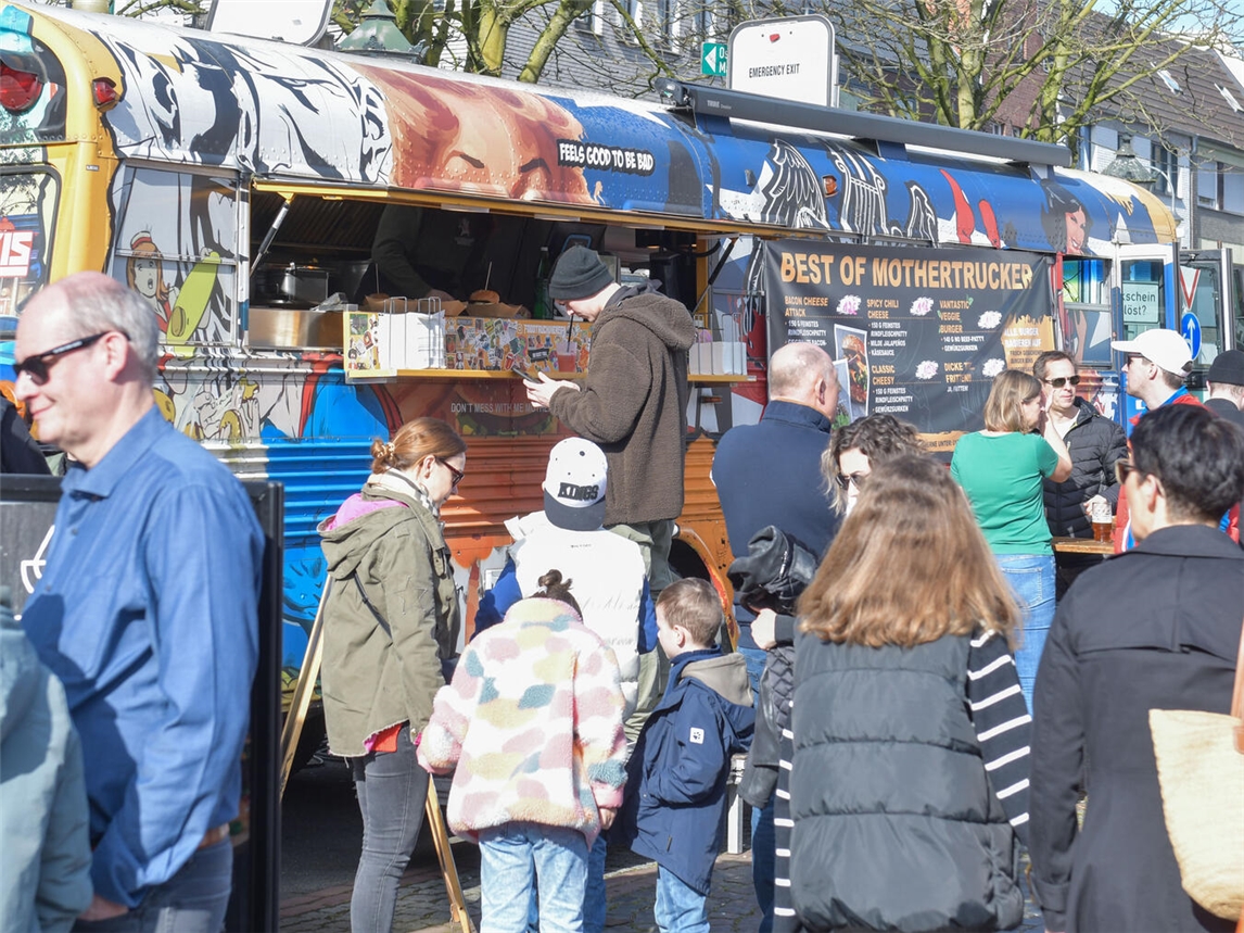Bummeln, Probieren, Genießen: Dazu bietet der Street Food Frühling auf dem Gocher Marktplatz wieder einmal die perfekte Gelegenheit. NN-Fotos: Archiv/Gerhard Seybert