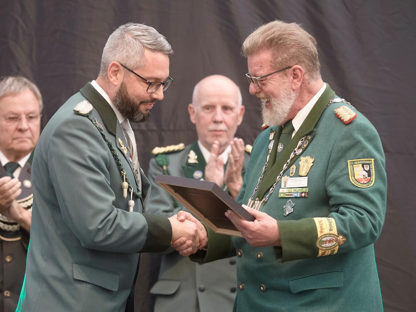 Bundesschützenmeister Emil Vogt (r.) übergibt die Auszeichnung an Eltens stellvertretenden Brudermeister René Bolk. Foto: privat