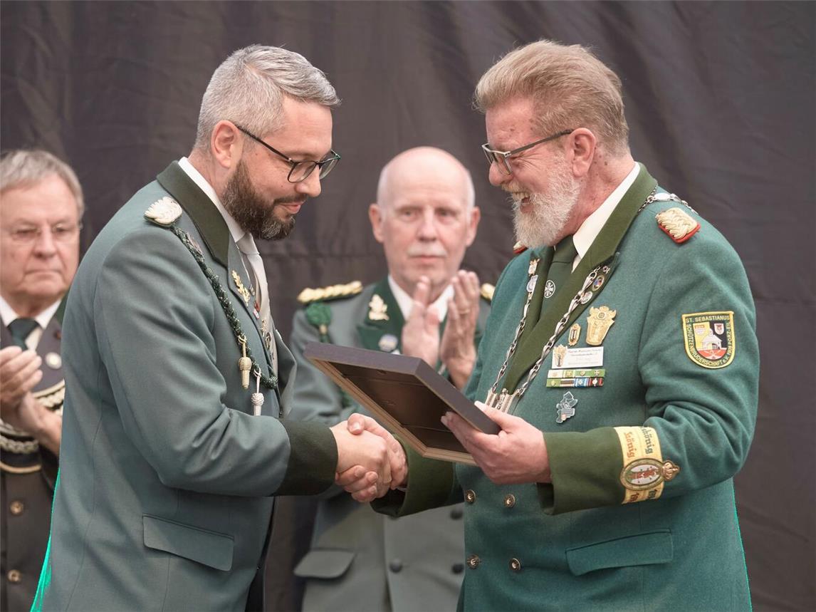 Bundesschützenmeister Emil Vogt (r.) übergibt die Auszeichnung an Eltens stellvertretenden Brudermeister René Bolk. Foto: privat