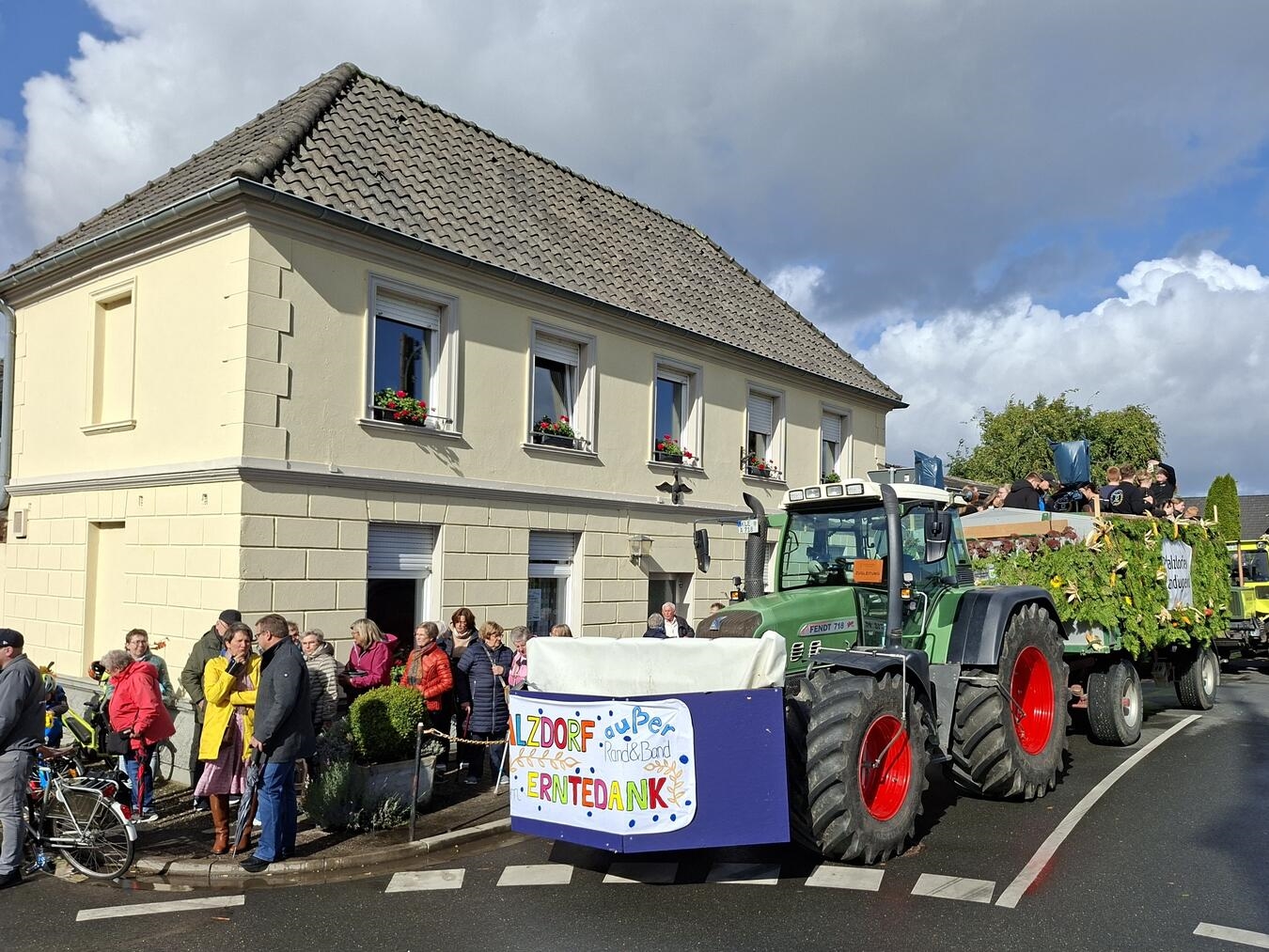 Bunt geschmückte Wagen beim Umzug am 3. Oktober, Tag der Deutschen Einheit.