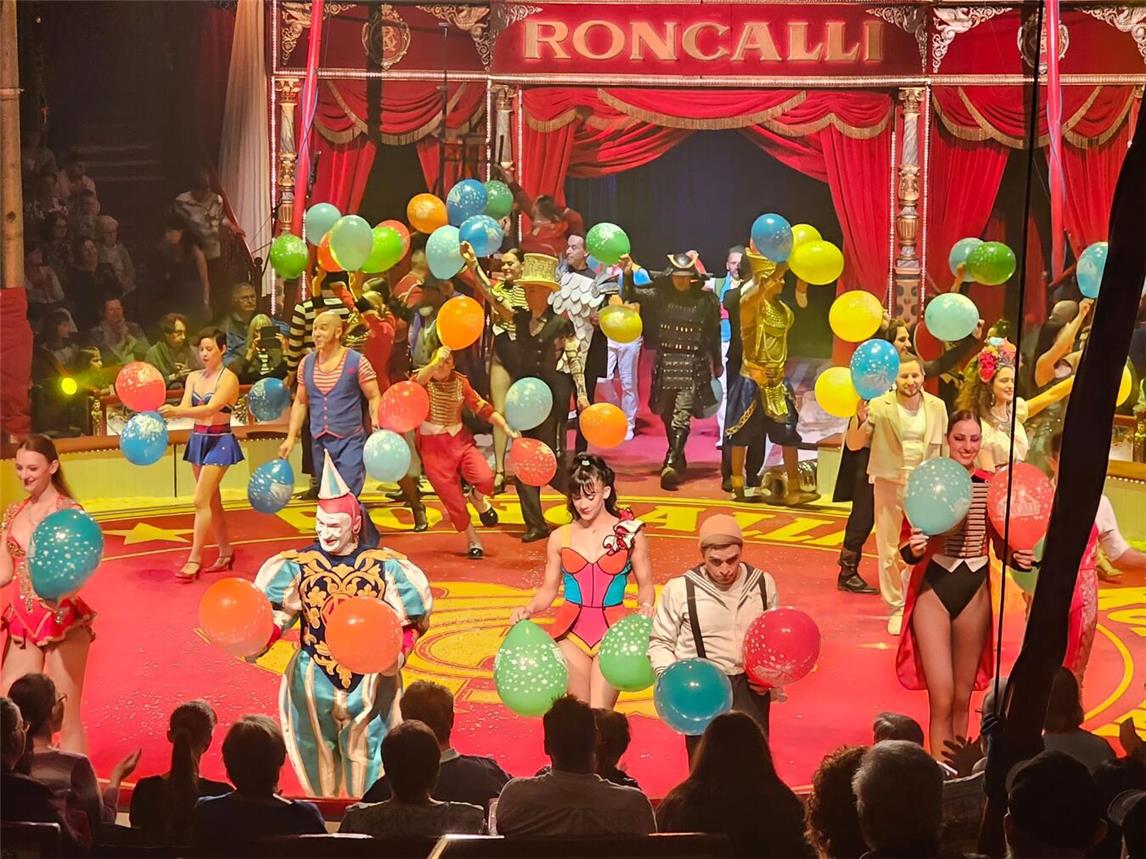 Bunt ist die Zirkuswelt. Ein Fest für Farben und die Sinne.NN-Foto: Heiner Frost