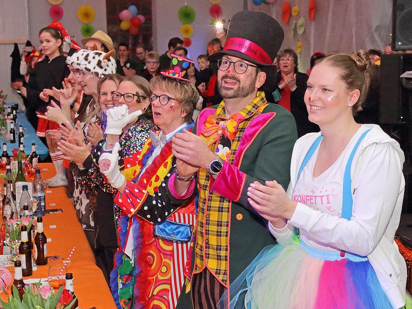 Bunt kostümiert feierten die Jecken die traditionelle Sitzung in Wankum. 