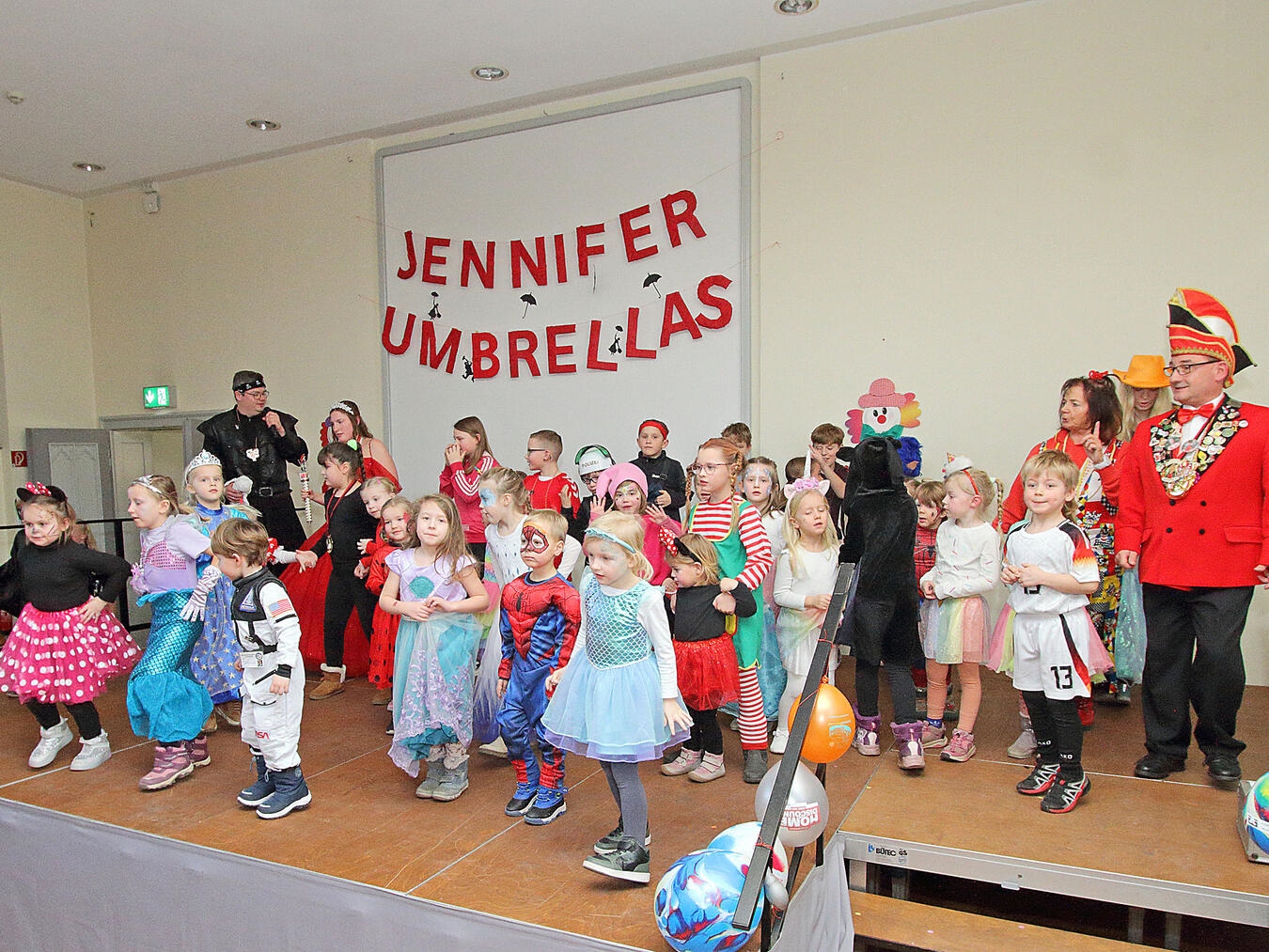 Bunt kostümiert feierten die kleinen Karnevalisten in der Wohnanlage St. Bernardin. NN-Foto: Theo Leie