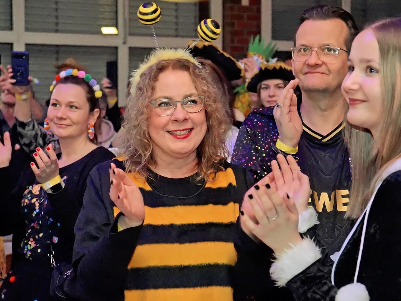 Bunt kostümiert verfolgten viele Besucher den Abend. NN-Foto: Rüdiger Dehnen