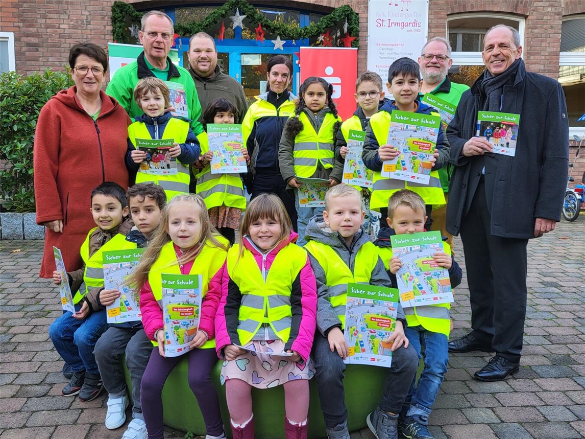 Bunte Warnwesten und Lernhefte gehören zum Medienset der Aktion „Sicher zur Schule.“ NN-Foto: MB