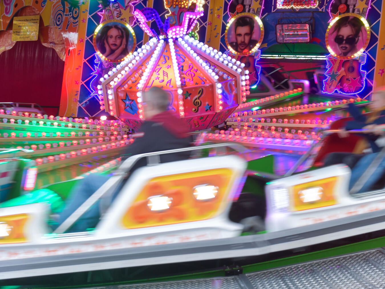 Bunte Kirmes in Uedem mit Fahrgeschäften und Lichtern bei Nacht.