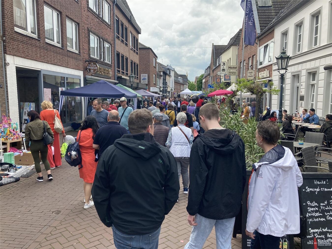 Alt-Tag: "Fröhliche Menschenmenge beim bunten Gocher Maifest Feier in Goch"