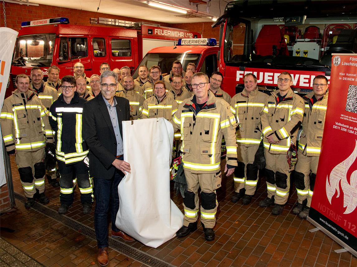 Burkhard Simons (l.) und Jürgen Thomas (r.) mit dem neuen Rauchvorhang. Foto: Torsten Matenaers