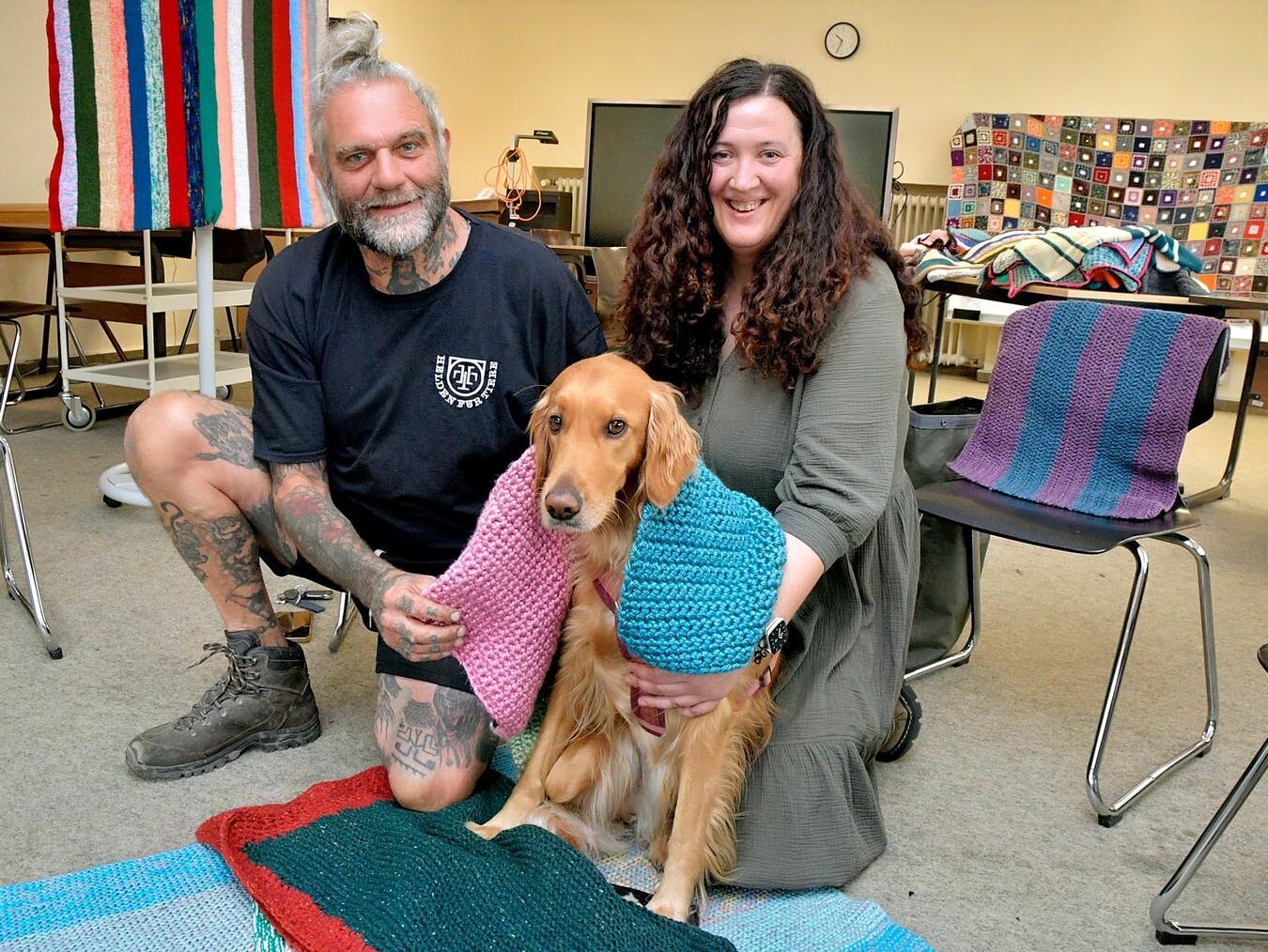 Calma bedankt sich, im Namen ihrer vierbeinigen Freunde, für alle Decken-Spenden. NN-Foto: Rüdiger Dehnen