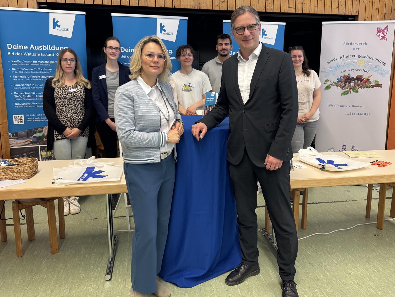 Carina Cleven-Pawletko (Abteilungsleiterin Jobcenter und Migration vom Kreis Kleve und Bügermeister Dominik Pichler am Stand der Wallfahrtsstadt Kevelaer.Foto: Wallfahrtsstadt Kevelaer