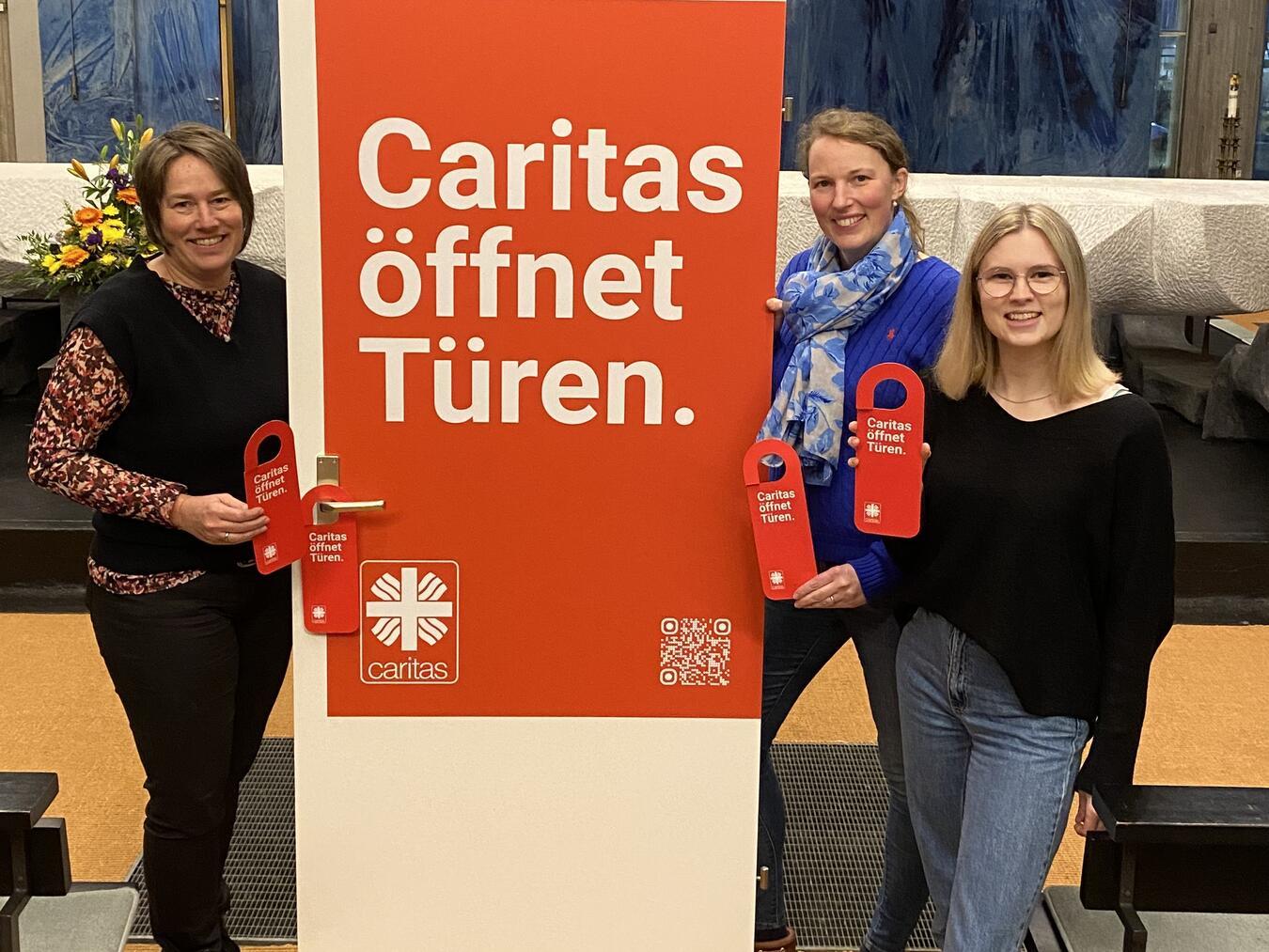 „Caritas öffnet Türen“ heißt die aktuelle Caritas-Jahreskampagne. Daran angelehnt laden Rita Fergen, Anne-Kathrin Lehmann und Mirjam Hamacher (v. l.) wieder Kindergartengruppen und Grundschulklassen aus Emmerich zu einem Aktionstag in die Heilig-Geist-Kirche ein. Foto: CV Kleve