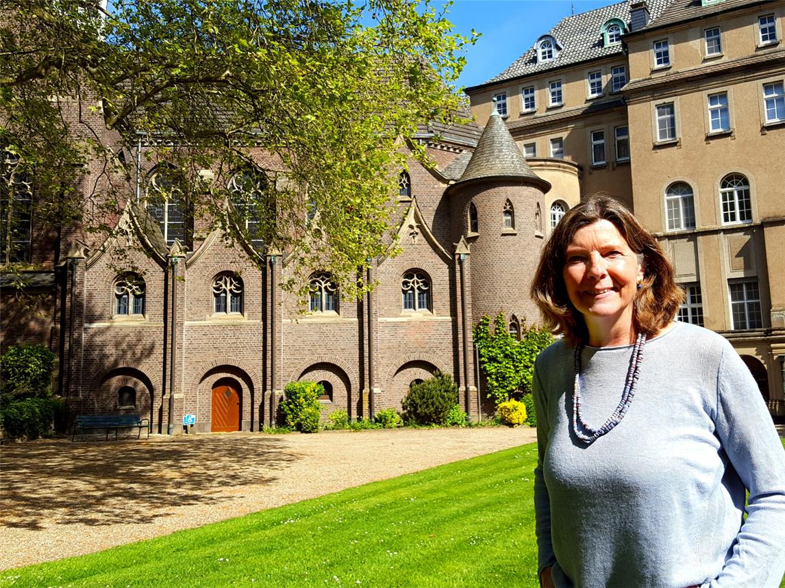 Carla Gottwein im zweiten Innenhof von Haus Aspel. NN-Foto: MB