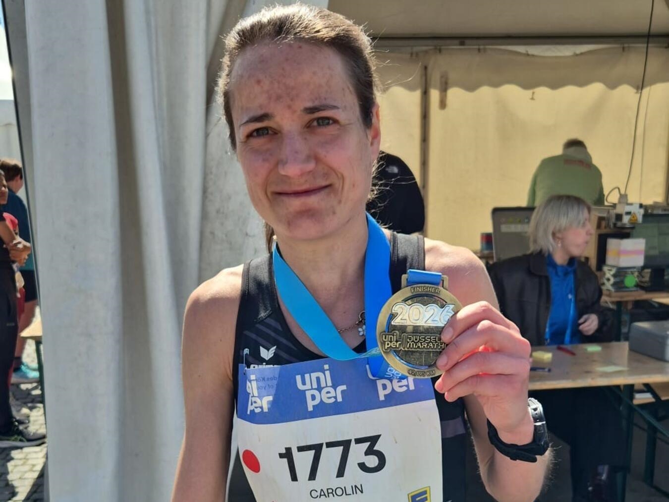 "Carolin Joeken beim Düsseldorfer Stadtmarathon, LV Marathon Kleve Athletin in Aktion"