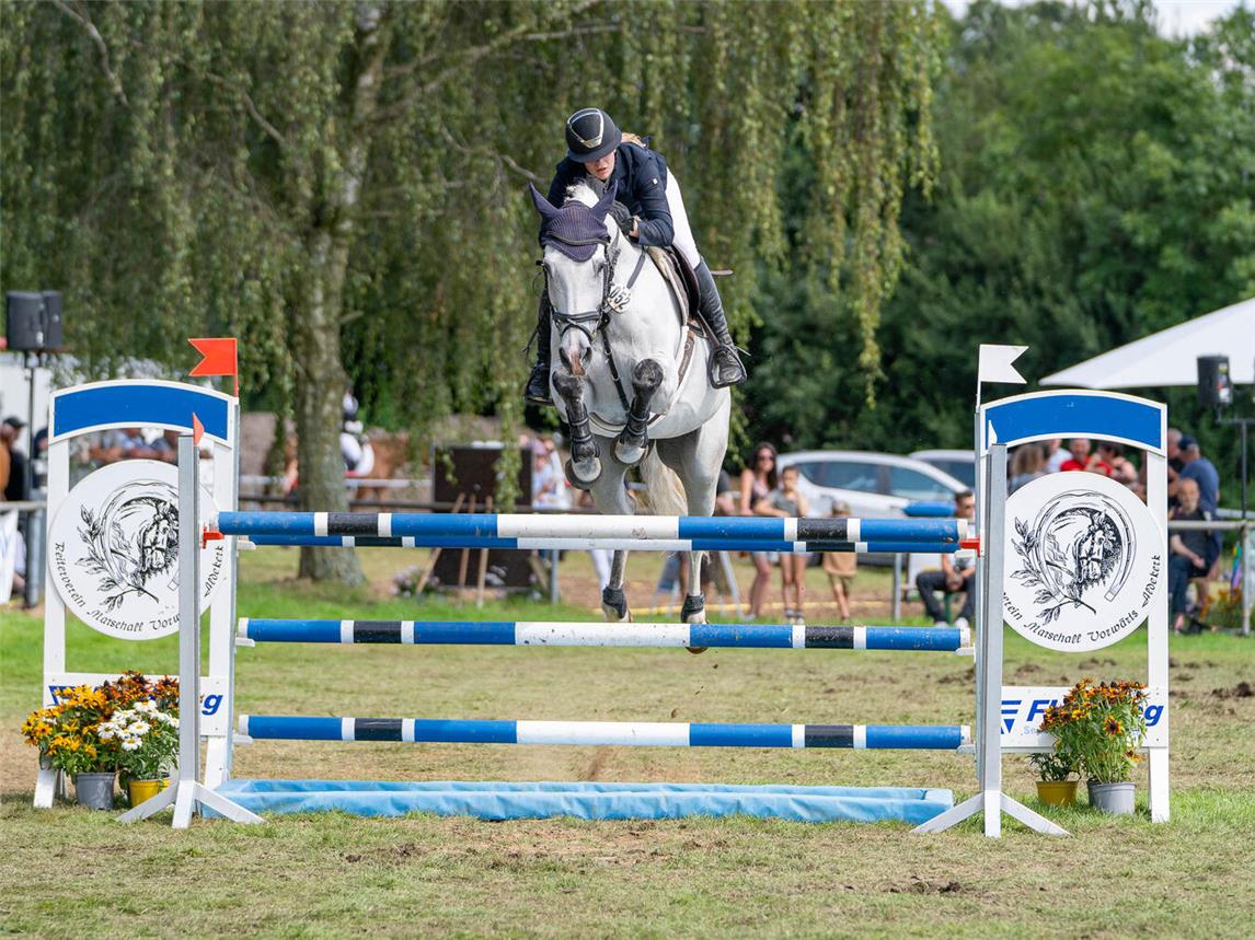 Carolin Ophey vom RV Asperden-Kessel auf Capri beim Sommerreitturnier in Aldekerk.Foto: Pferdegrafie