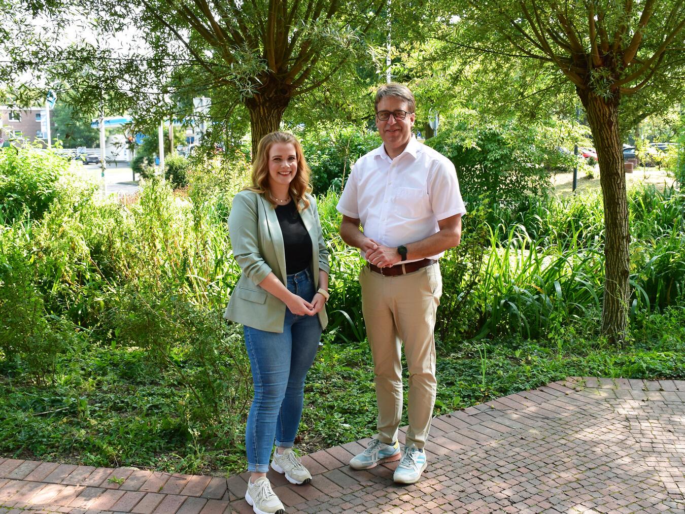 Neue Verfahrenslotsin im Kreis-Jugendamt Wesel Carolin Röpling und Kreisdirektor Ralf Berensmeier. Foto: Kreis Wesel