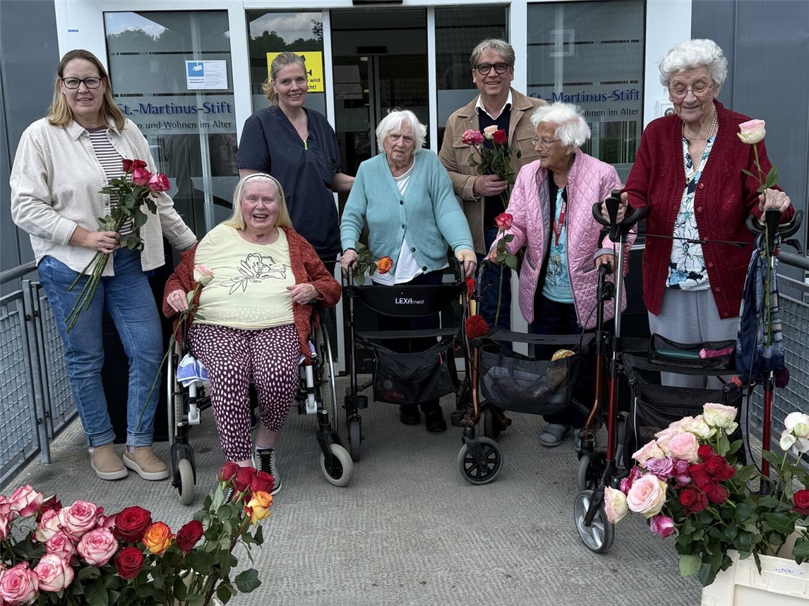 "CDU-Mitglieder besuchen St.-Martinus-Stift, Gruppenfoto vor dem Gebäude"