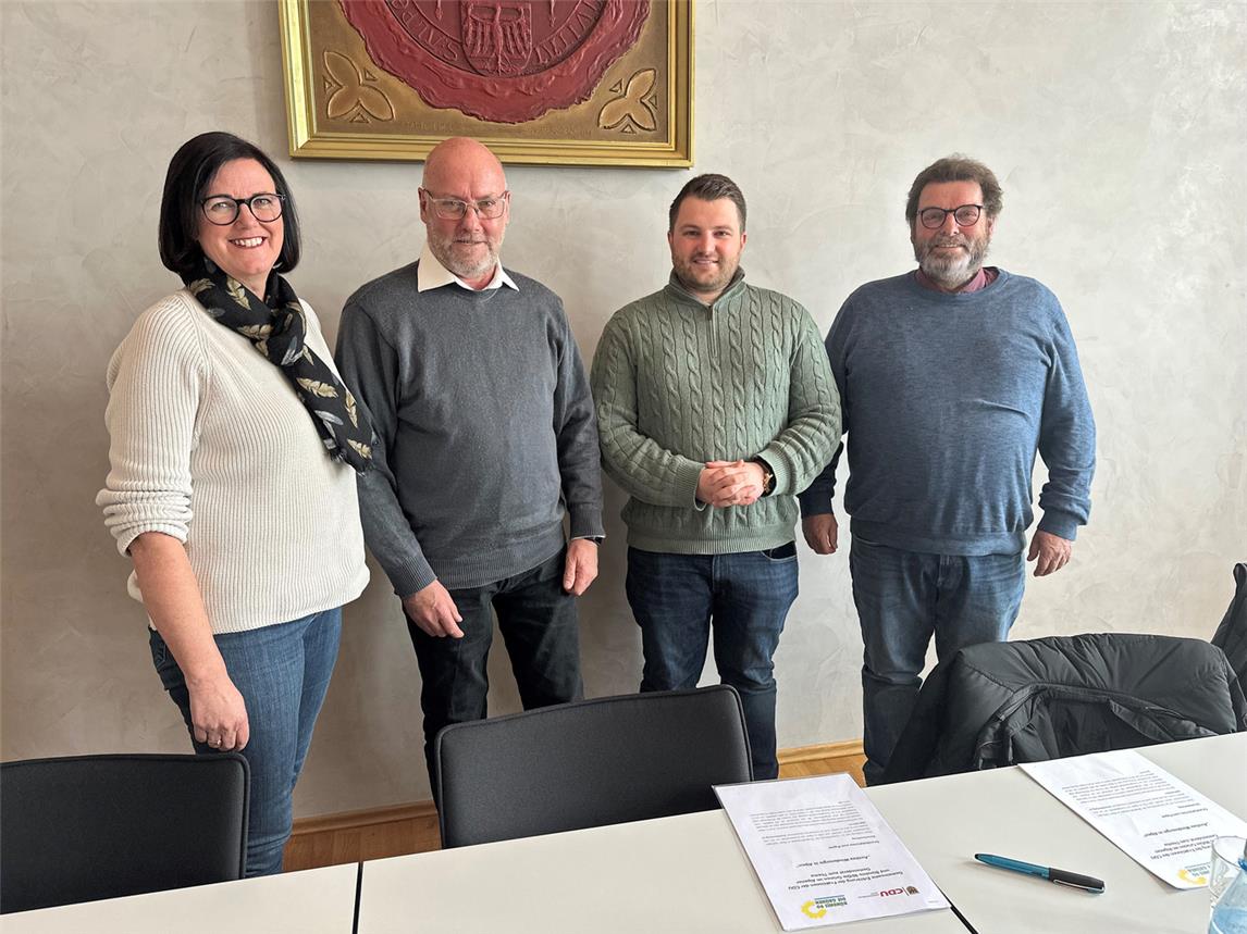 CDU und Grüne haben ein gemeinsames Schreiben erstellt, welches Petra Bockstegers (CDU), Peter Rüsing (Grüne), Frederik Paul (CDU) und Peter Nienhaus (Grüne; v.l.) vorstellten. NN-Foto: SP