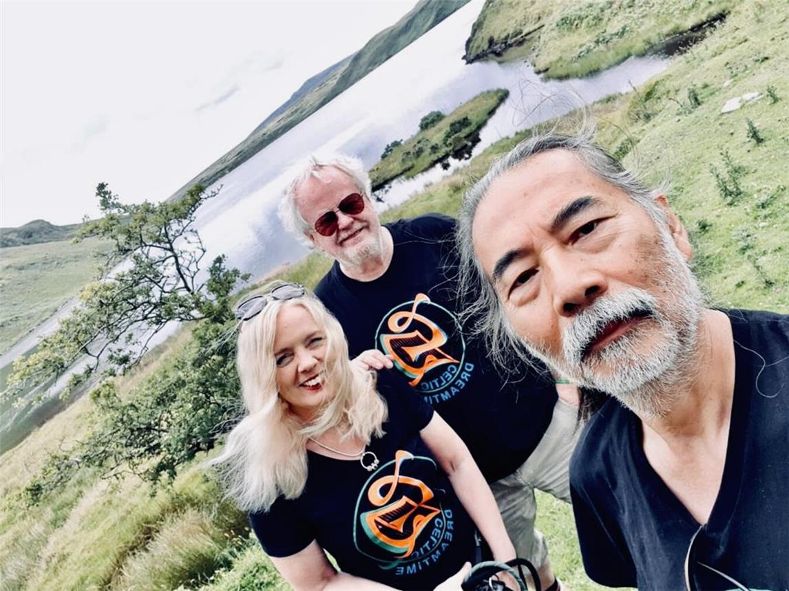Celtic Dreamtime am Mount Errigal in Irland (v.l.): Mo Stienen, Harals Jüngst und Ben Paderna. Foto: Monika Stienen