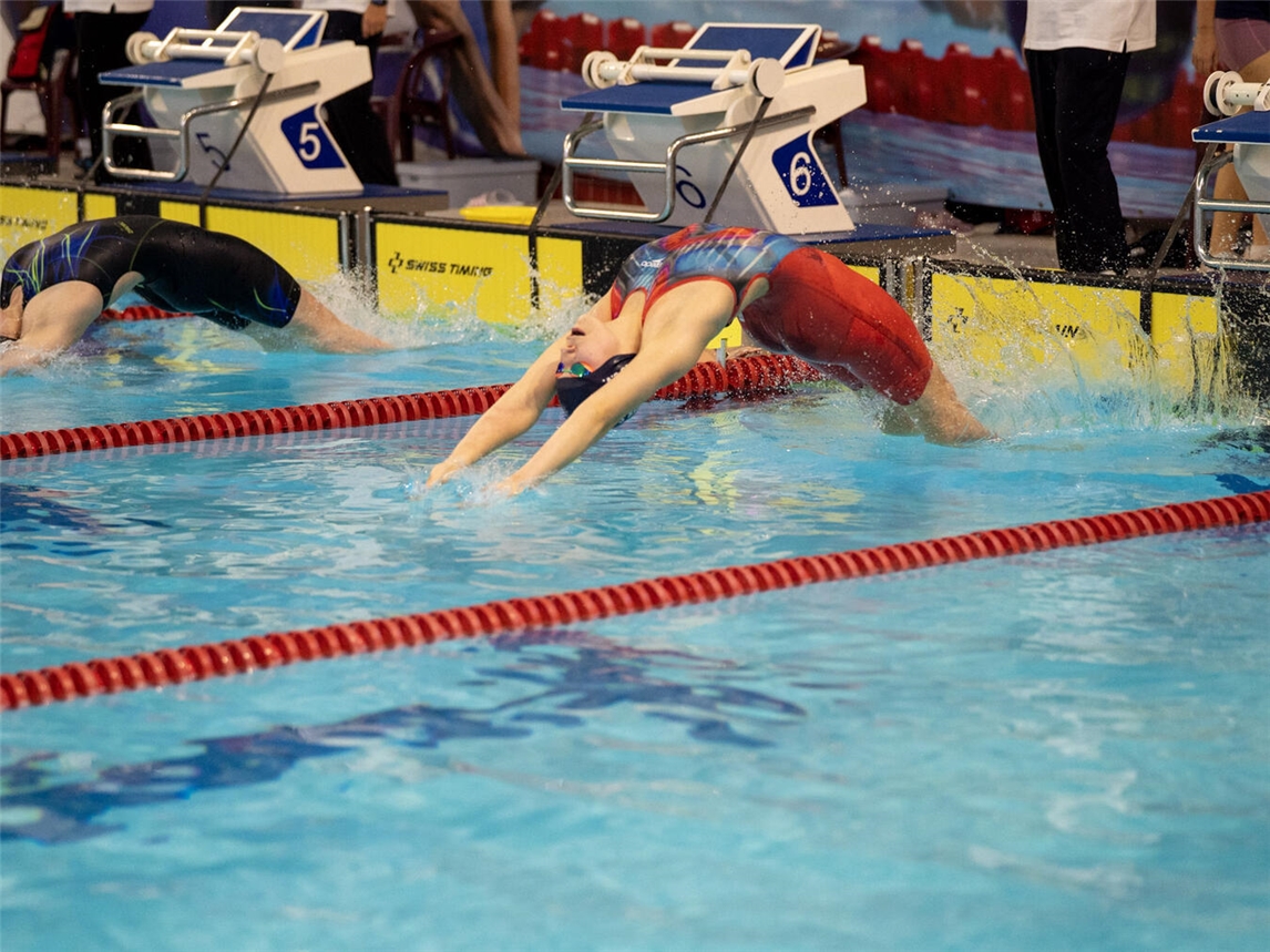 Schwimmerin Charlotte Dirkes beim Start.