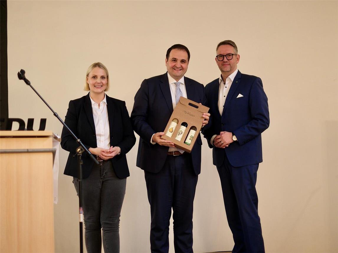 Charlotte Quik, Nathanael Liminski und Ingo Brohl (v.l.)auf dem Kreisparteitag der CDU. Foto: CDU Kreisverband Wesel