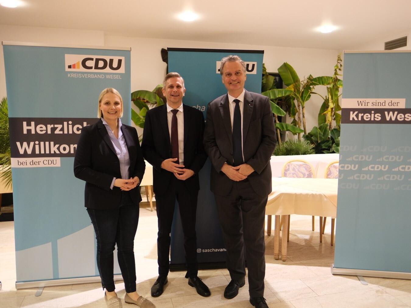 Sascha van Beek ist offiziell Bundestagskandidat der CDU Charlotte Quik, Sascha van Beek und Dr. Günter Krings (v.l.) im Rahmen der Versammlung. Foto: CDU