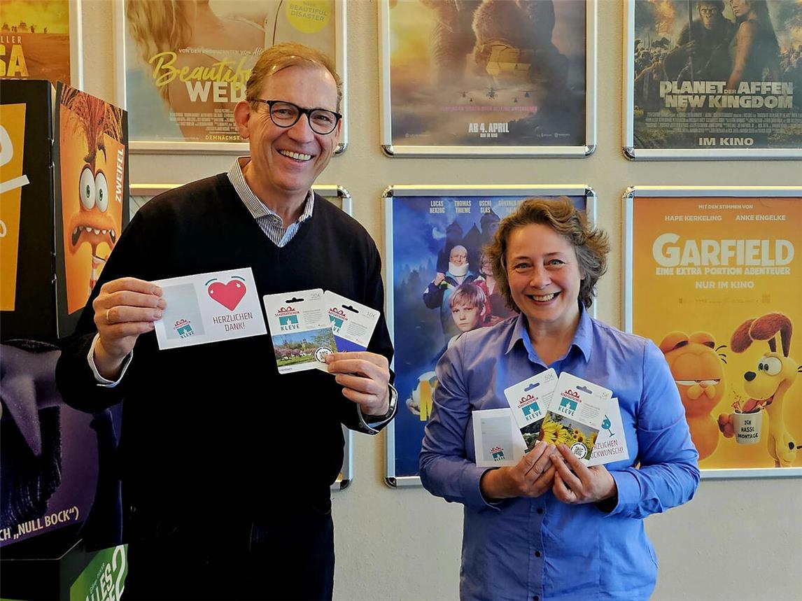 Charmaine Haswell und Reinhard Berens werben für den Stadtgutschein – auch die Tichelpark Cinemas gehören zu den Akzeptanzstellen.NN-Foto: HF
