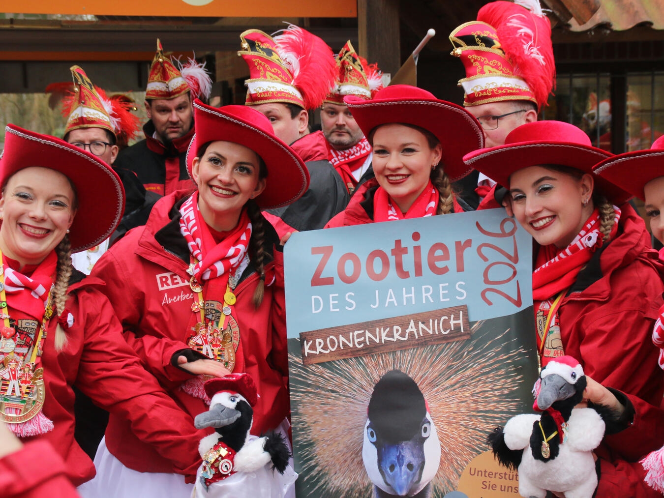 Charmanter geht nicht. Der Plakatkranich, der Maskottchenkranich und Teile der Tanzgarde. NN-Foto: HF