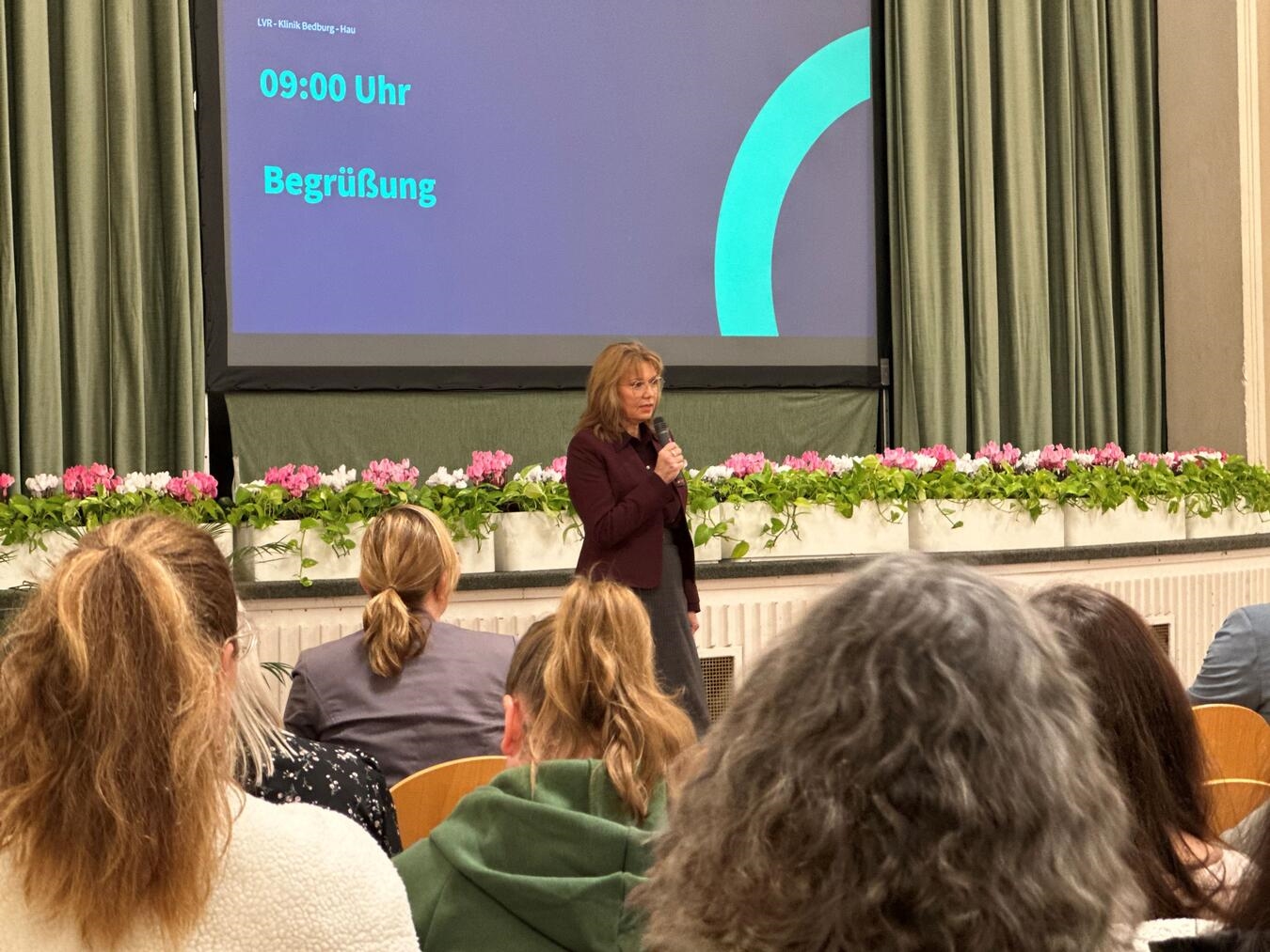 Chefärztin Dorothee Maliszewski-Makowka begrüßt zur Sozialpsychiatrischen Fachtagung. Foto: LVR-Klinik Bedburg-Hau
