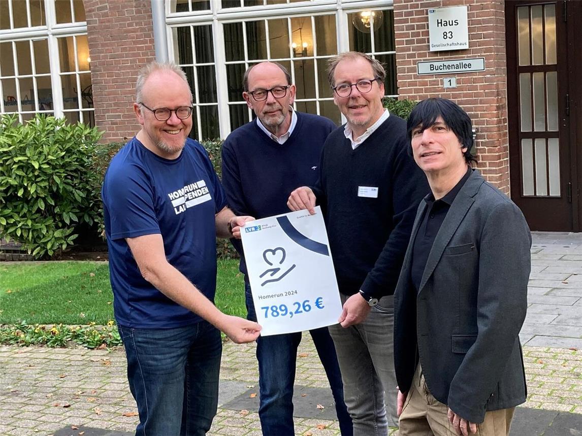 Chefarzt Christoph Baumsteiger und Kollegen freuen sich über die gelaufenen Kilometer und die Spende. Foto: LVR-Klinik Bedburg-Hau